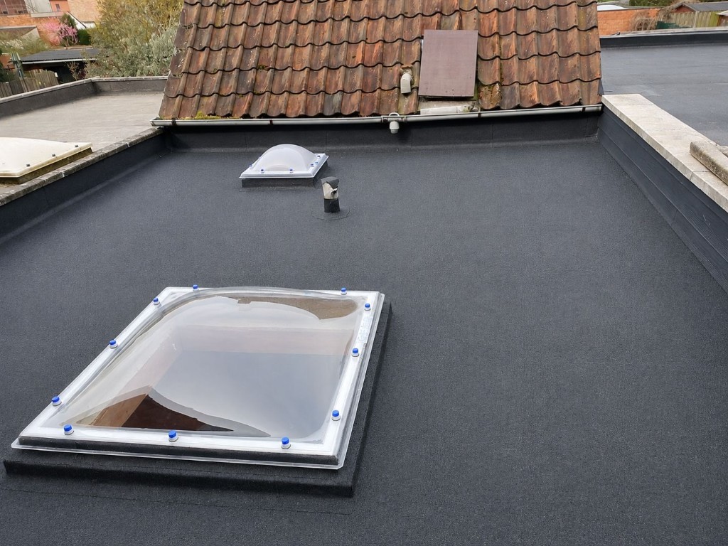 Afgewerkt plat dak met twee nieuwe lichtkoepels