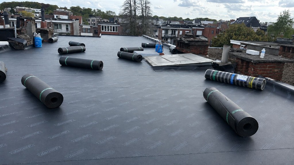 Aanleg van roofing op een plat dak in een Antwerpse woonwijk